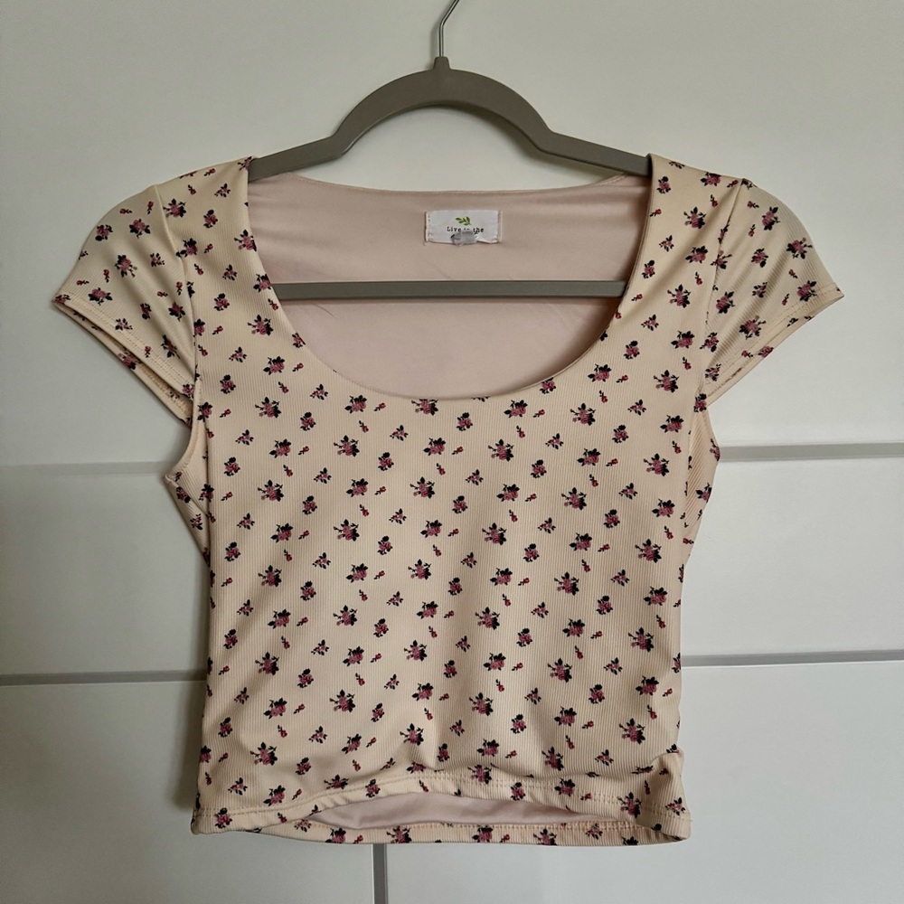 Live in the moment Ribbed Floral Scoop Neck Cap Short Sleeve Cropped Tee Size S